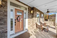 Home theater, pool, spa close to SU, Downtown Hotels in De Witt