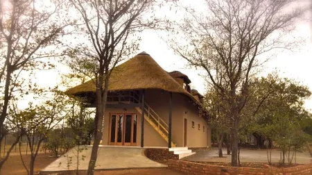 Ukutula Lion Lodge
