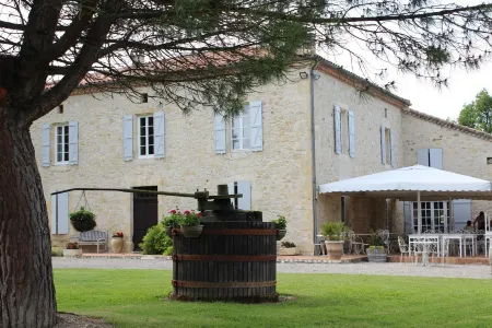 Au Vieux Pressoir Отели в г. Ларок-Сен-Сернен