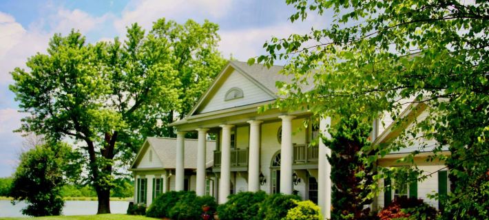 The B & B at Queenslake Hotels in Scott County