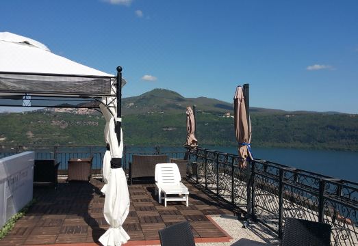 호수 전망 테라스