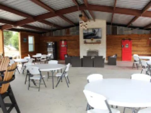 艾爾斯隱逸小屋和房車出租有限責任公司酒店 班德拉縣酒店