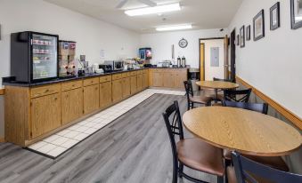 Alliance Hotel & Suites, a Howard Johnson by Wyndham