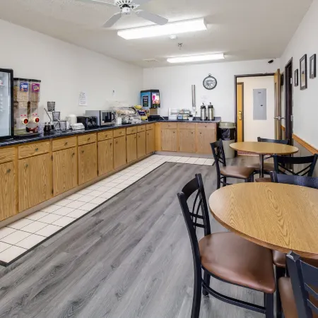 Alliance Hotel & Suites, a Howard Johnson by Wyndham