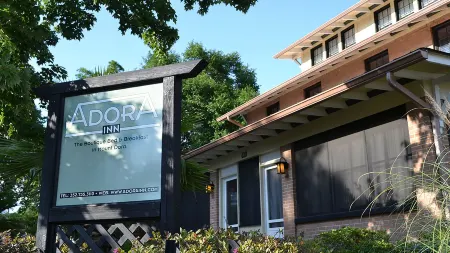 Adora Inn Отели рядом с достопримечательностью «Walmart Garden Center»