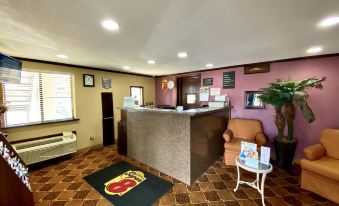 Super 8 by Wyndham Shawnee