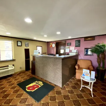 Super 8 by Wyndham Shawnee