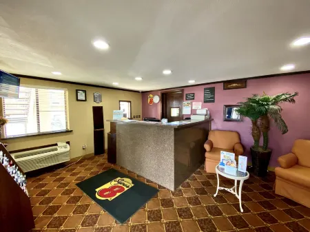 Super 8 by Wyndham Shawnee Отели в г. Шони