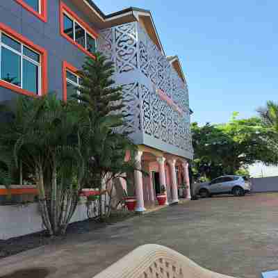 Dreamers Lodge Hotel Exterior