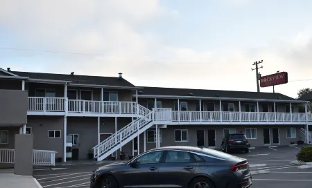 Rockview Inn and Suites Отели рядом с достопримечательностью «Морро Странд Стейт Бич»