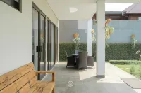 Morning Glory Mountain View Villa 4 Bedrooms with a Private Swimming Pool فنادق في Cimenyan