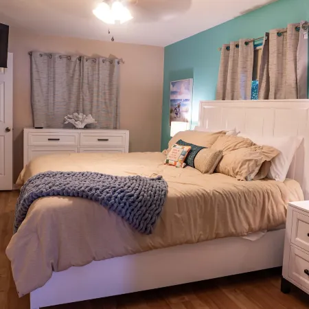 Four Bed Home with Pool Game Room Bar Near Beach