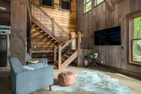 New Build Luxury Wooded Lodge Steps from Lake MI