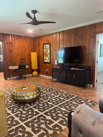 Springhill Bungalow-cozy bungalow located in the Springhill area. Отели рядом с достопримечательностью «Университет Юг Алабама»