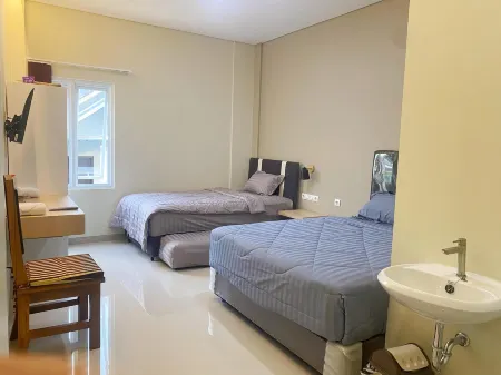 Nganjuk Family Guest House Отели рядом с достопримечательностью «Симпанг Лайма Картохархо»