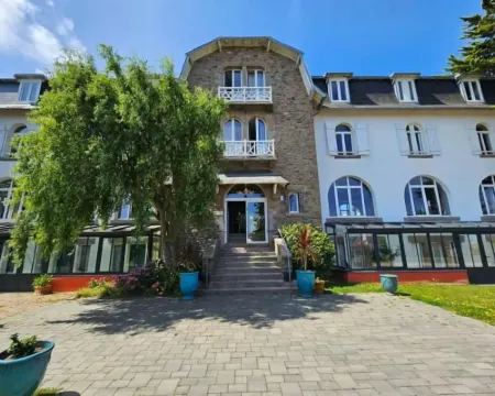 L'Escale Hôtel Bellevue Hotels in Tregastel