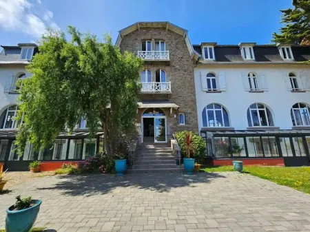 Park Hotel Bellevue Отели рядом с достопримечательностью «Кот де грани Роз»