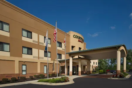 Courtyard Waldorf Отели в г. Беннсвилл
