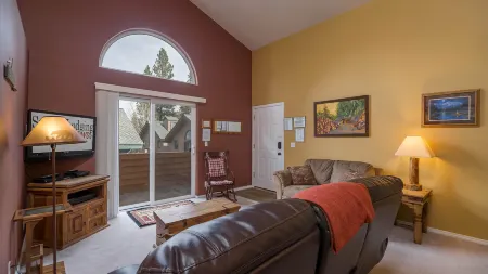 Seasonal Pool, Hot Tub, Great Kitchen - Stunning Mountain Retreat