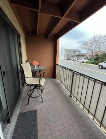 Rock & Roll Hideaway: Music-themed condo next to beach and bay with linens