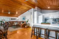 Riverfront Escape with Fire Pit and Kayak - Bright and Inviting Retreat Отели в г. Комаль