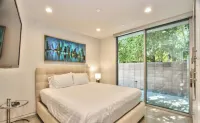 Sophisticated and contemporary condo off El Paseo Hotels near The Living Desert Zoo and Gardens