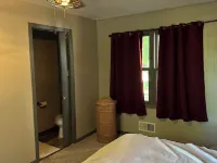 Chute Pond Chalet: Charming 4-Bed Lakefront Cottage on Chute Pond 芒廷酒店