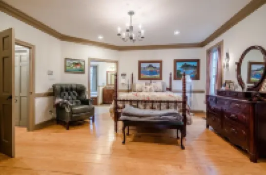 Special Rates-Enjoy Hot Springs in Our Colonial Williamsburg Reproduction Home Hotel di 