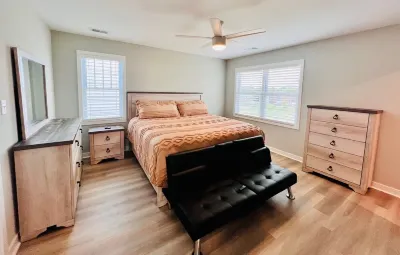 Modern 3-bedroom house in Colonial Beach with access to pool and private hot tub