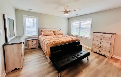 Modern 3-bedroom house in Colonial Beach with access to pool and private hot tub