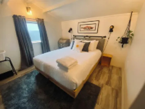 Cozy family- friendly in town house w/ a backyard, garden, BBQ, and a firepit.