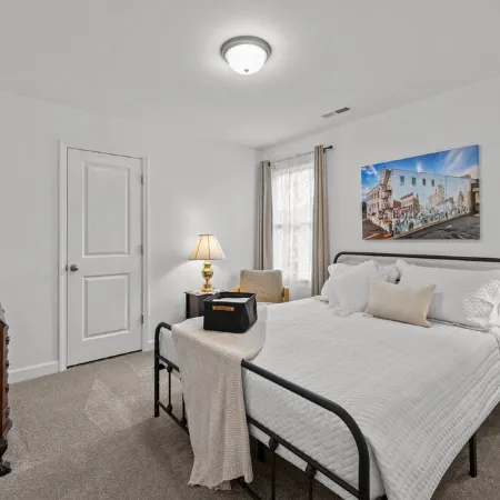 3Br Walkable Downtown Retreat ~ King Bed + Porch