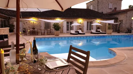 Chambres d'Hôtes Domaine de Beunes Отели в г. Монфланкен