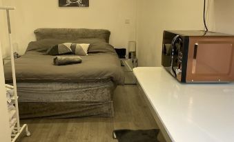 Beautiful 1-Bed Studio in Uxbridge London