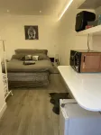 Beautiful 1-Bed Studio in Uxbridge London Hotels in Uxbridge