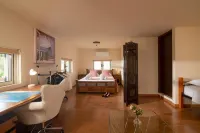 Posto Serene with Jacuzzi Hotels in Minoa Pediada