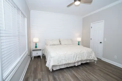 Charming 3-bedroom house in Ocean Isle. Close to beach and local attractions 샬롯트 스테이션 쇼핑센터 주변 호텔