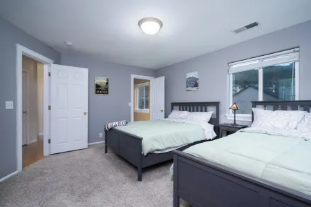 Xenia Retreat- North Roseburg Area Family Retreat with Seasonal Pool