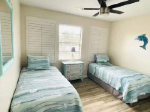 Beach Condo, WiFi, central AC, W+D, pool, near Amphitheatre