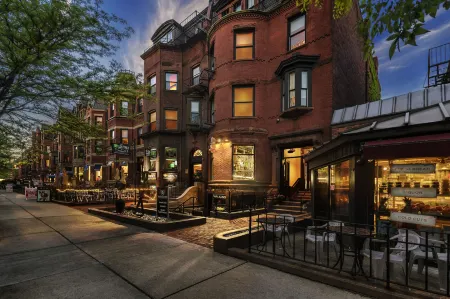 Maverick Suites at 245 Newbury St Отели рядом с достопримечательностью «African Meeting House»