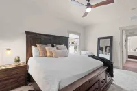 Farmhouse in Downtown Loveland with Hot Tub