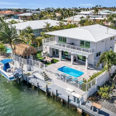 Steps Away from the Cabana Club, 2 Bed, 2 Bath, Kayaks, Dock, Ice Maker, Pool.