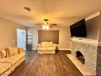 Charming 2-bedroom upper duplex in fabulous Detroit minutes from downtown!