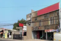 RedDoorz near RS Lira Medika Karawang Hotel in zona Telecom PDC Karawang