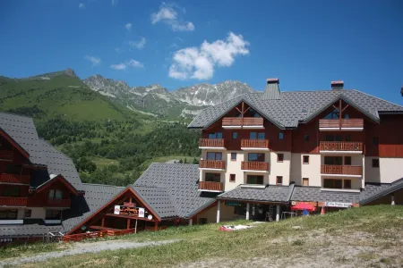Charming 2-room apartment facing south on the top floor overlooking the slopes 4 beds + 1 baby