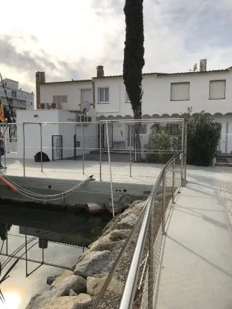 House on port with garden-Mooring possible-Santa Margarida Rosas Отели рядом с достопримечательностью «Aquabrava»