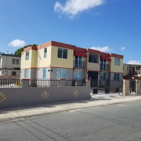 Villa Santorini 3-bedroom apartment in welcoming Bayamón with WiFi, AC. Enjoy