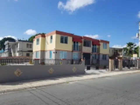 Villa Santorini 3-bedroom apartment in welcoming Bayamón with WiFi, AC. Enjoy