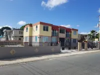 Villa Santorini 3-bedroom apartment in welcoming Bayamón with WiFi, AC. Enjoy