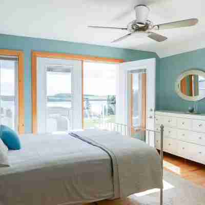 Luxury Water View Home With 2 Living Spaces, Hot Tub & Access To River Rooms